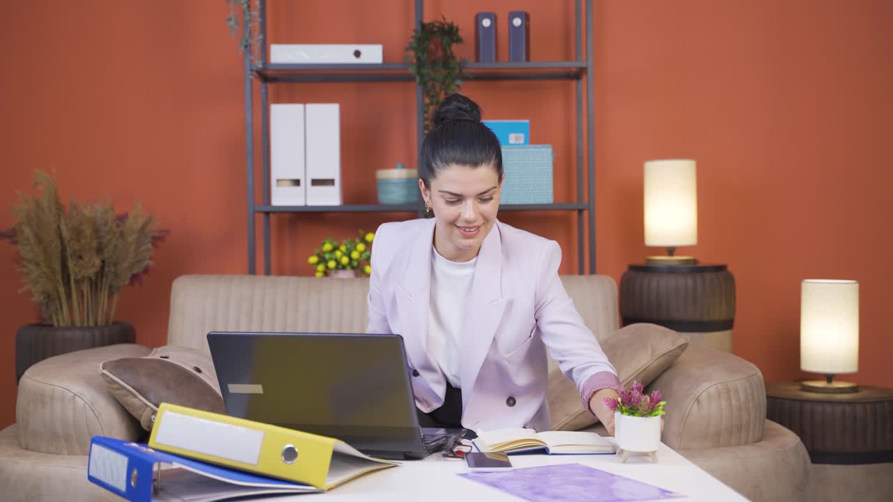 trabajador de oficina en casa de buen humor.
