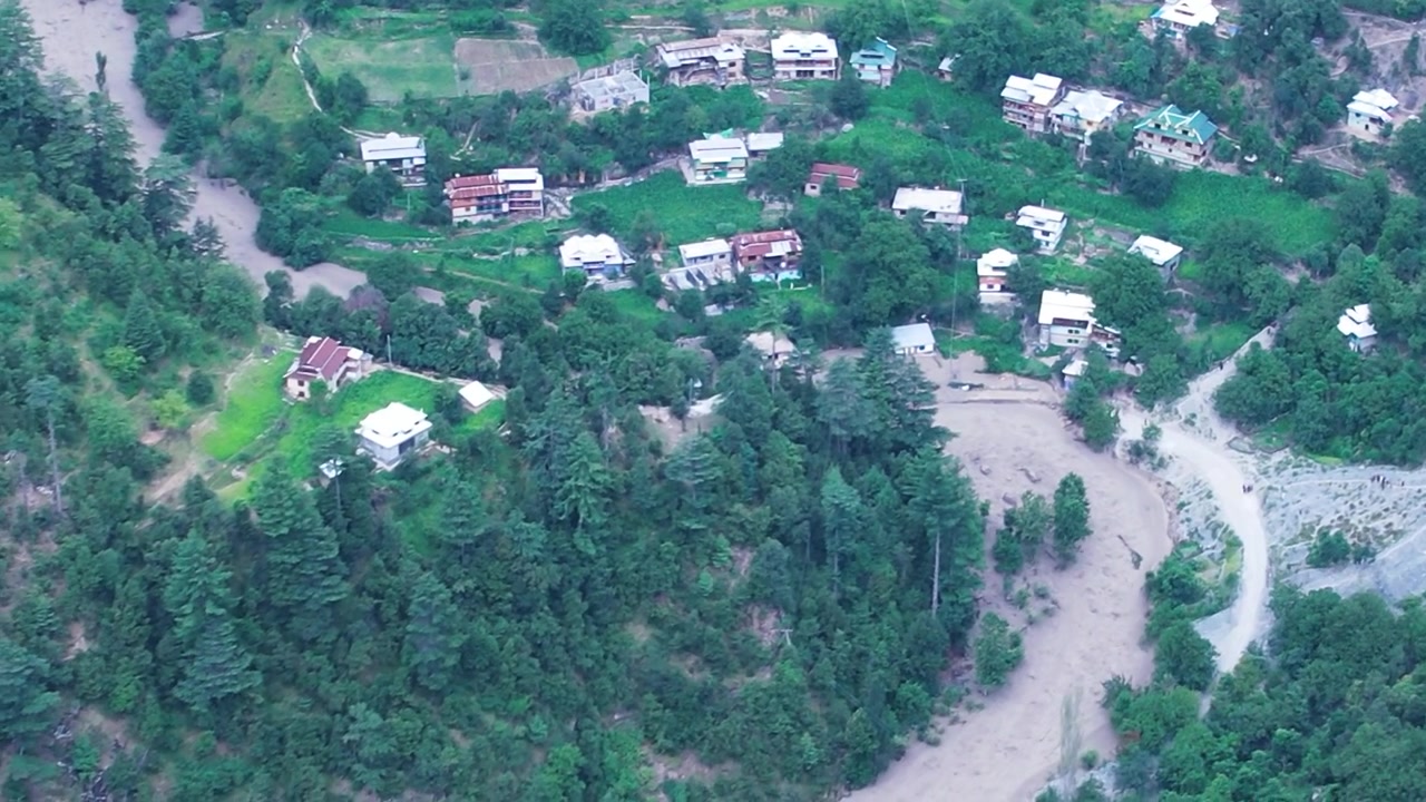 Rekaman drone ketinggian tinggi yang menunjukkan dampak luas banjir monsun di seluruh desa pegunungan dan lembah-lembah di sekitarnya di Katha Piran, Pakistan