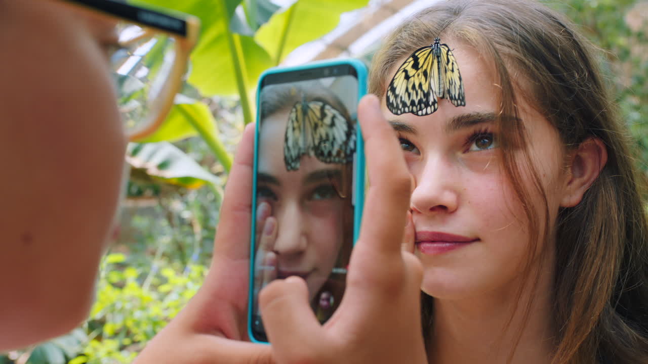 друзья девушка, бабочка и телефон фото в саду