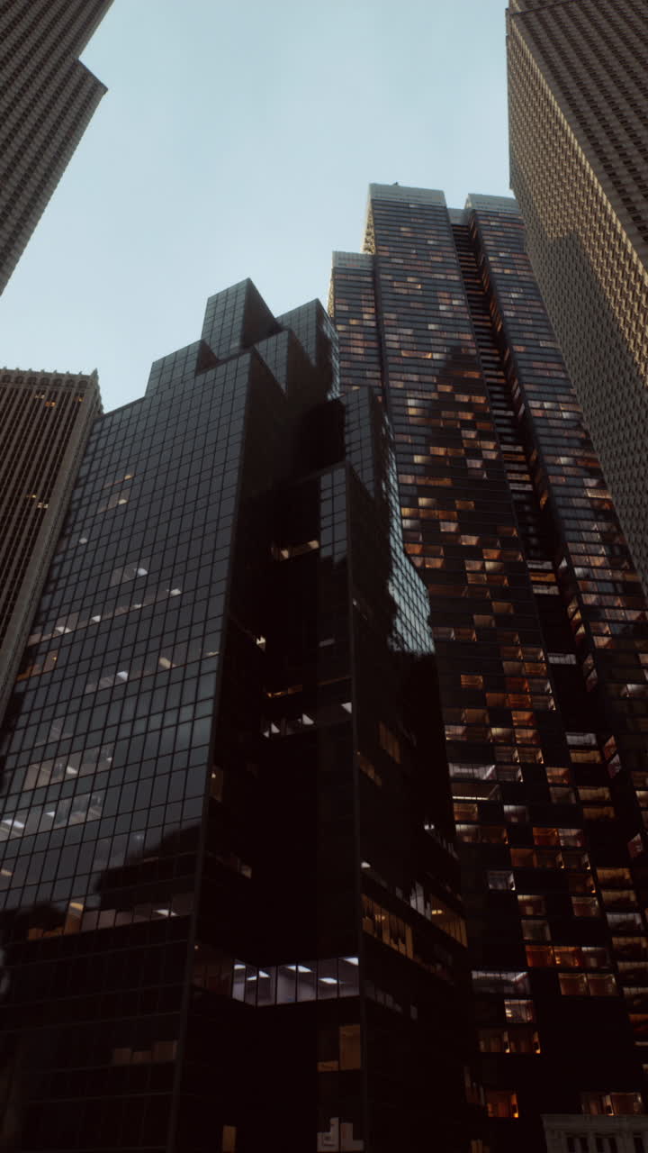 rascacielos que se elevan sobre la ciudad por la noche