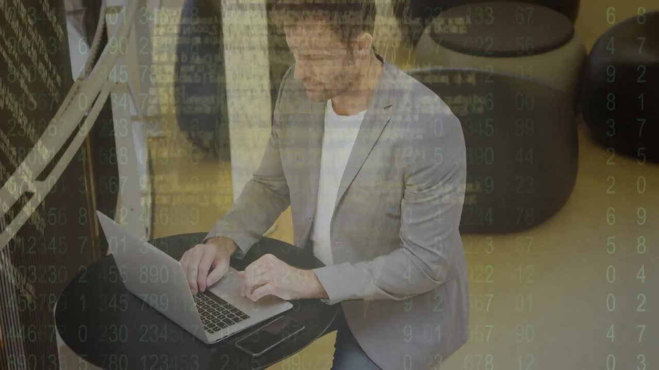 animación del procesamiento de datos sobre el empresario caucásico en la oficina