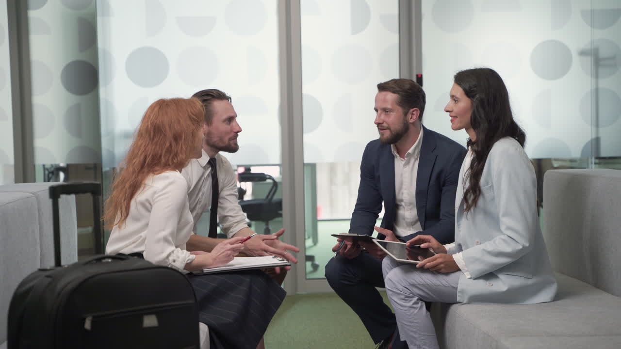un grupo de trabajo de dos empresarias y dos empresarios en medio de una sesión de lluvia de ideas 2