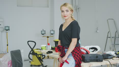 hermosa mujer elegante de pie en el banco de trabajo