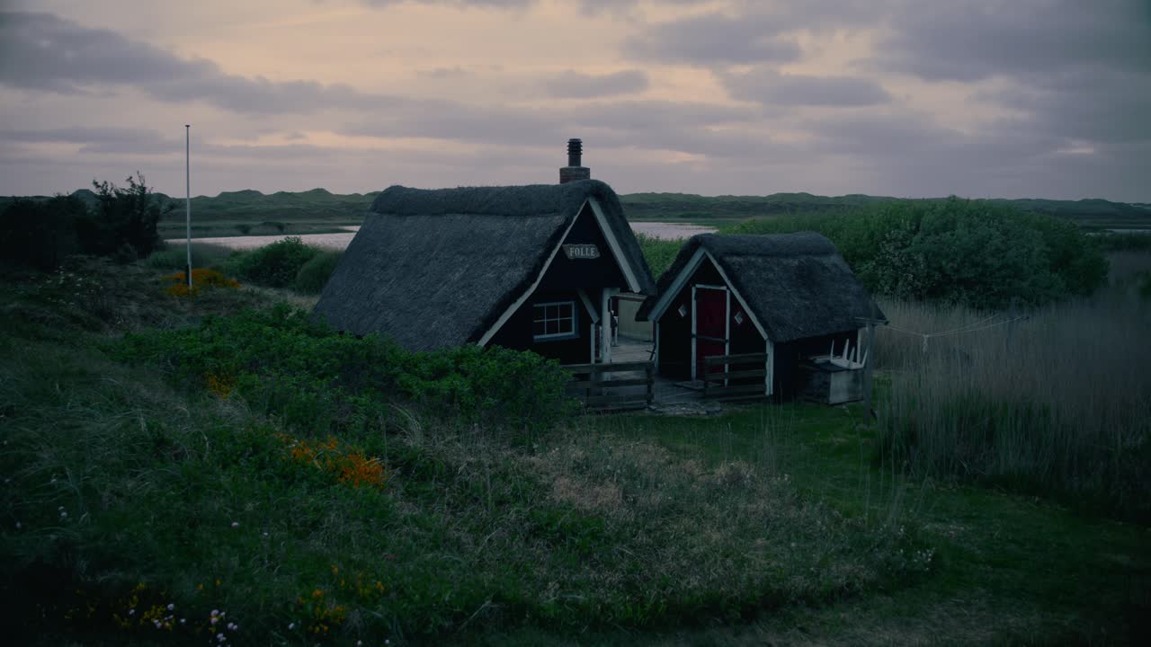 caminando hacia una pequeña casa de vacaciones por la noche, imágenes de mano, pov