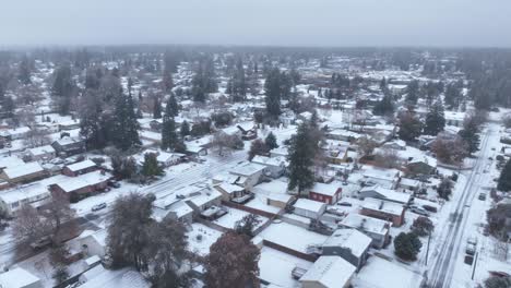 Establecimiento-De-Una-Vista-Aérea-De-La-Nieve-Que-Cubre-Una-Amplia-Franja-De-Casas