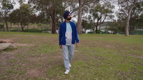 Indischer-Gebürtiger-Sikh-Mann,-Der-Allein-Im-Park-Spazieren-Geht-Und-Sehenswürdigkeiten-Besichtigt