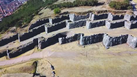 Drohne-Beim-Schwenken-Der-Inka-Ruine-Sacsayhuaman-In-Peru