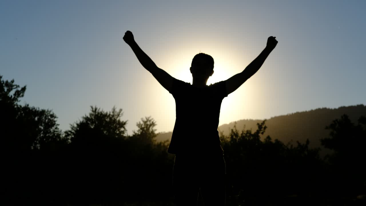 silueta del hombre de la victoria