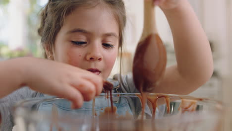 hermosa niña horneando en la cocina mezclando ingredientes de salsa de chocolate para cupcakes caseros divirtiéndose preparando deliciosas golosinas