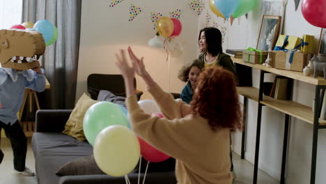 des enfants jouant autour du canapé.