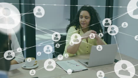 animación de la red de conexiones con las personas iconos sobre diversas personas de negocios en la oficina