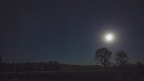 la luna se levanta sobre castle rock, washington, una pequeña ciudad de leñadores enclavada junto al río cowlitz con estrellas que fluyen a través del cielo también.