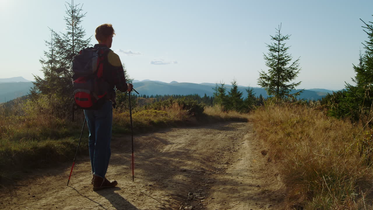 산길에서 하이킹하는 진저맨