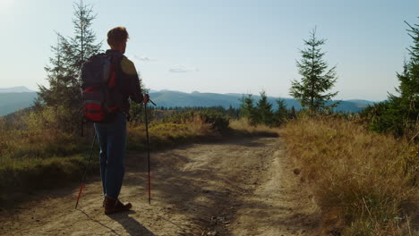 Hombre-De-Jengibre-Caminando-Por-La-Carretera-De-Montaña