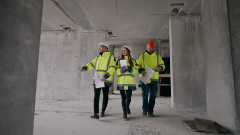 Tres-Inspectores-De-Construcción-Están-Examinando-El-Edificio-En-Construcción-Arquitectos-E-Ingeniera