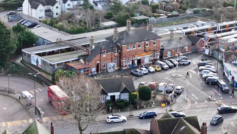 Bahnhof-Chingford-East-London,-Vereinigtes-Königreich,-Schwenkdrohnenantenne