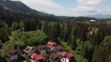 Draculas-Domäne-Von-Oben:-4K-Drohnenaufnahme-Aus-Der-Luft,-Die-Das-„Haus-Von-Dracula“-Im-Skigebiet-Poiana-Brasov-In-Den-Karpaten-Zeigt