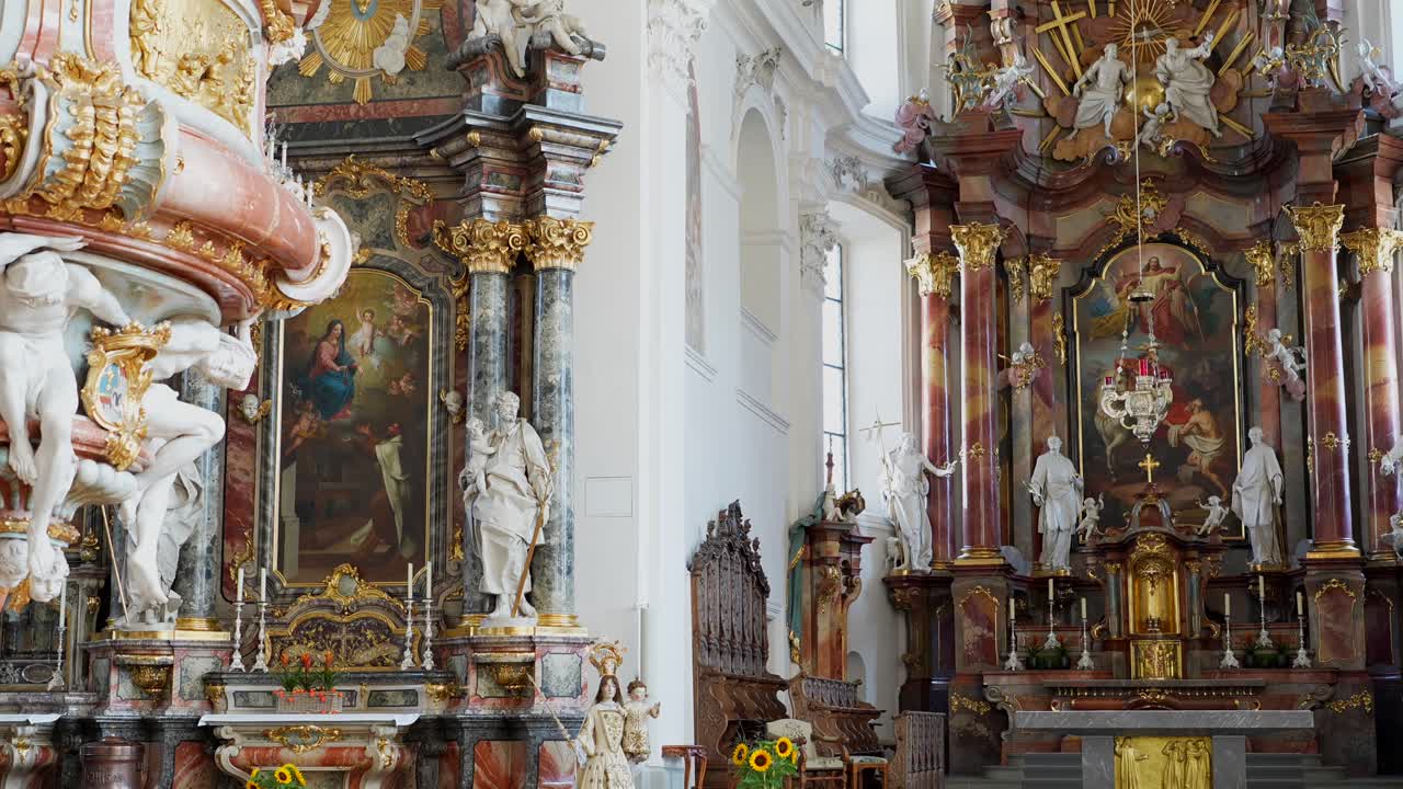Campo medio che cattura la ricchezza dell'oro e del lavoro in marmo sull'altare del monastero