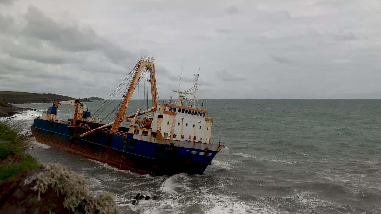 movimiento del lapso de tiempo de un barco fantasma abandonado varado en una costa rocosa