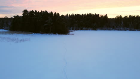 Persona-De-Pie-En-Un-Lago-Congelado-Al-Atardecer