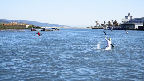 晴れた日にスペインの海岸でスローモーションで漕ぐカヌーイストの静的ショット