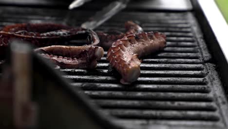 Verkohlter-Tintenfisch-Auf-Einem-Brutzelnden-Heißen-Grill