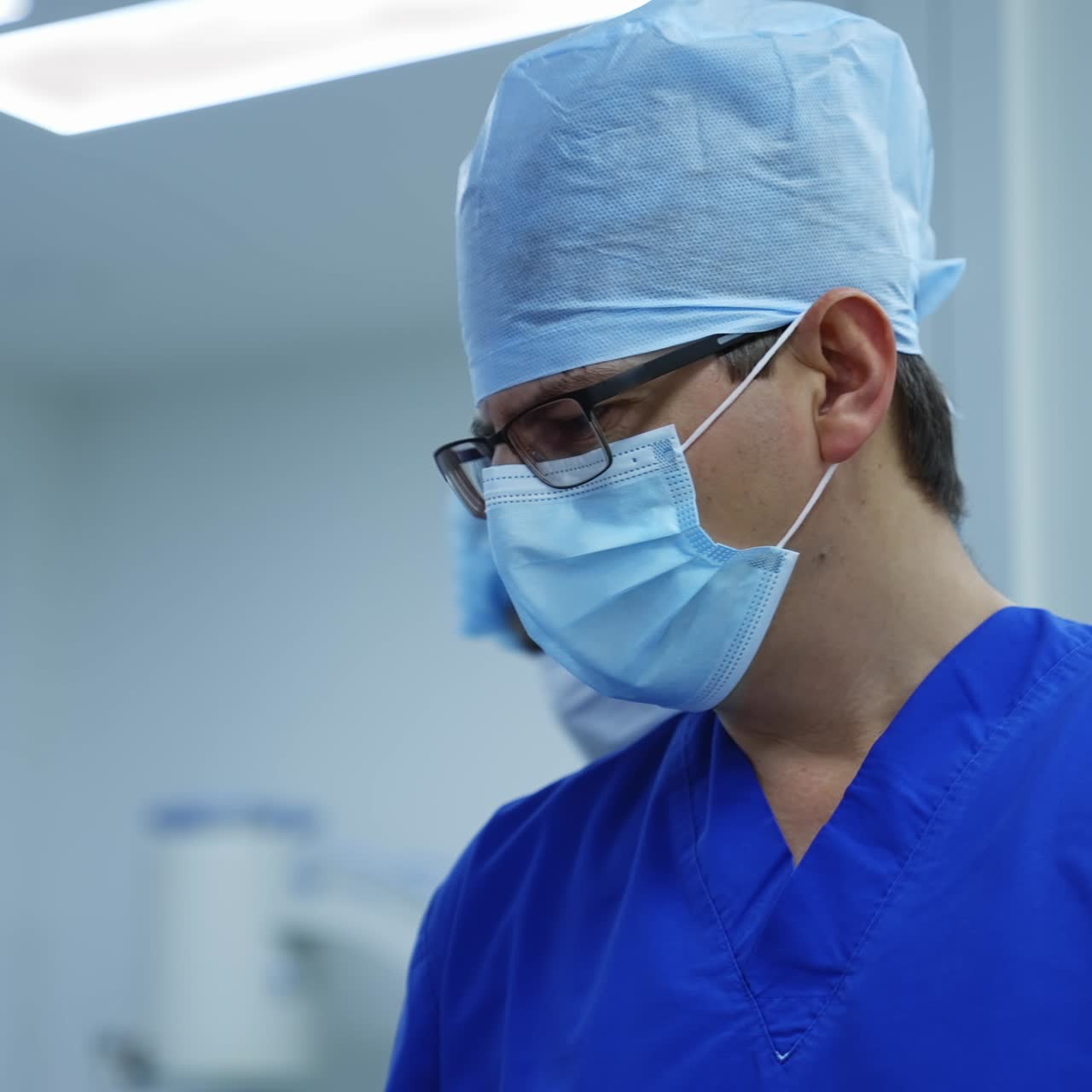 Retrato de médicos con mascarillas protectoras. Cirujanos varones con uniforme médico en la sala de cirugía. Especialistas médicos en quirófano.