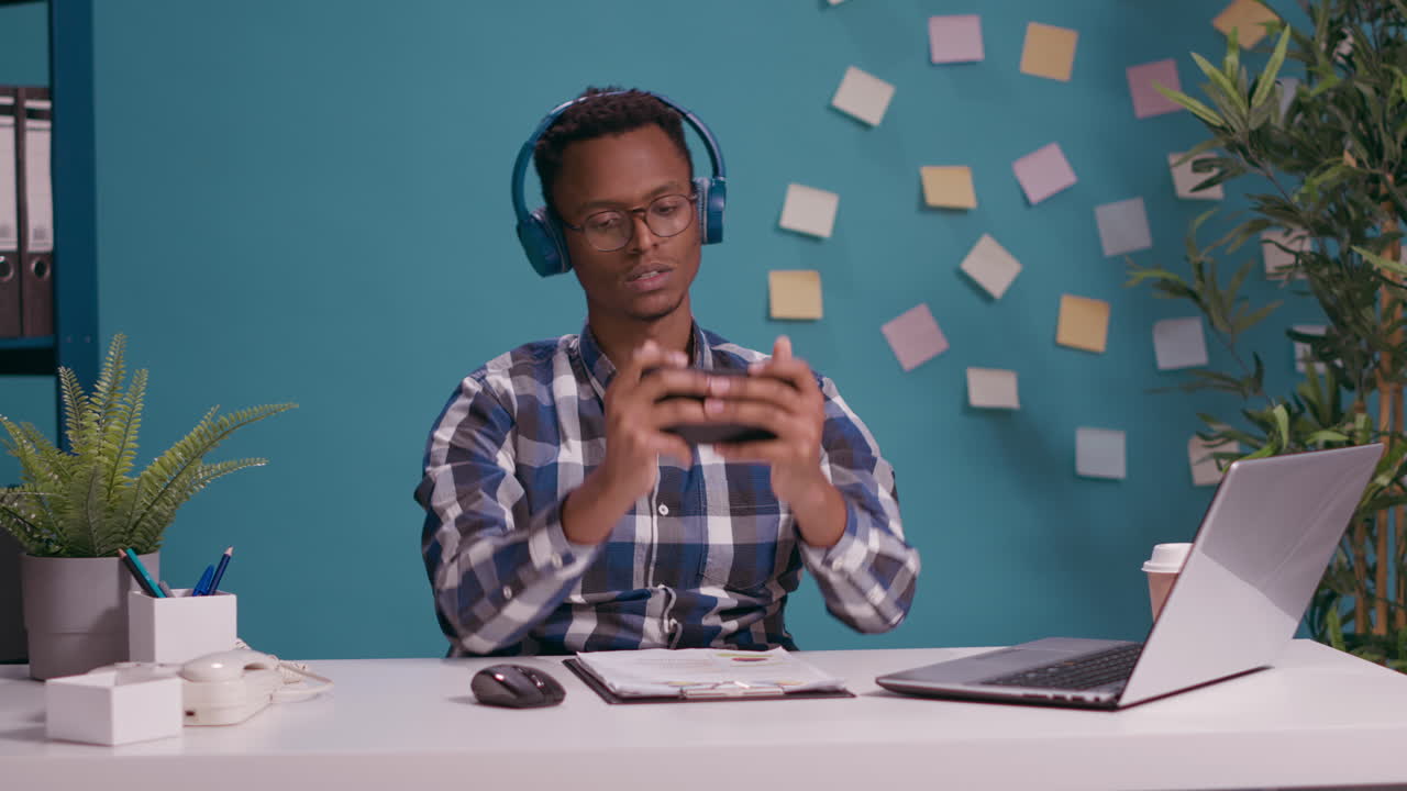 Frustreret spiller taber online videospil på smartphone