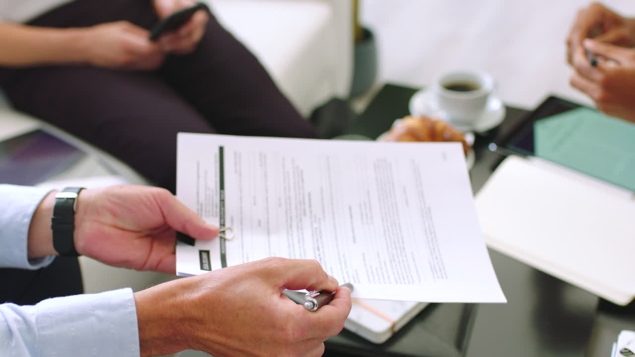 reunión de negocios y firma de contratos