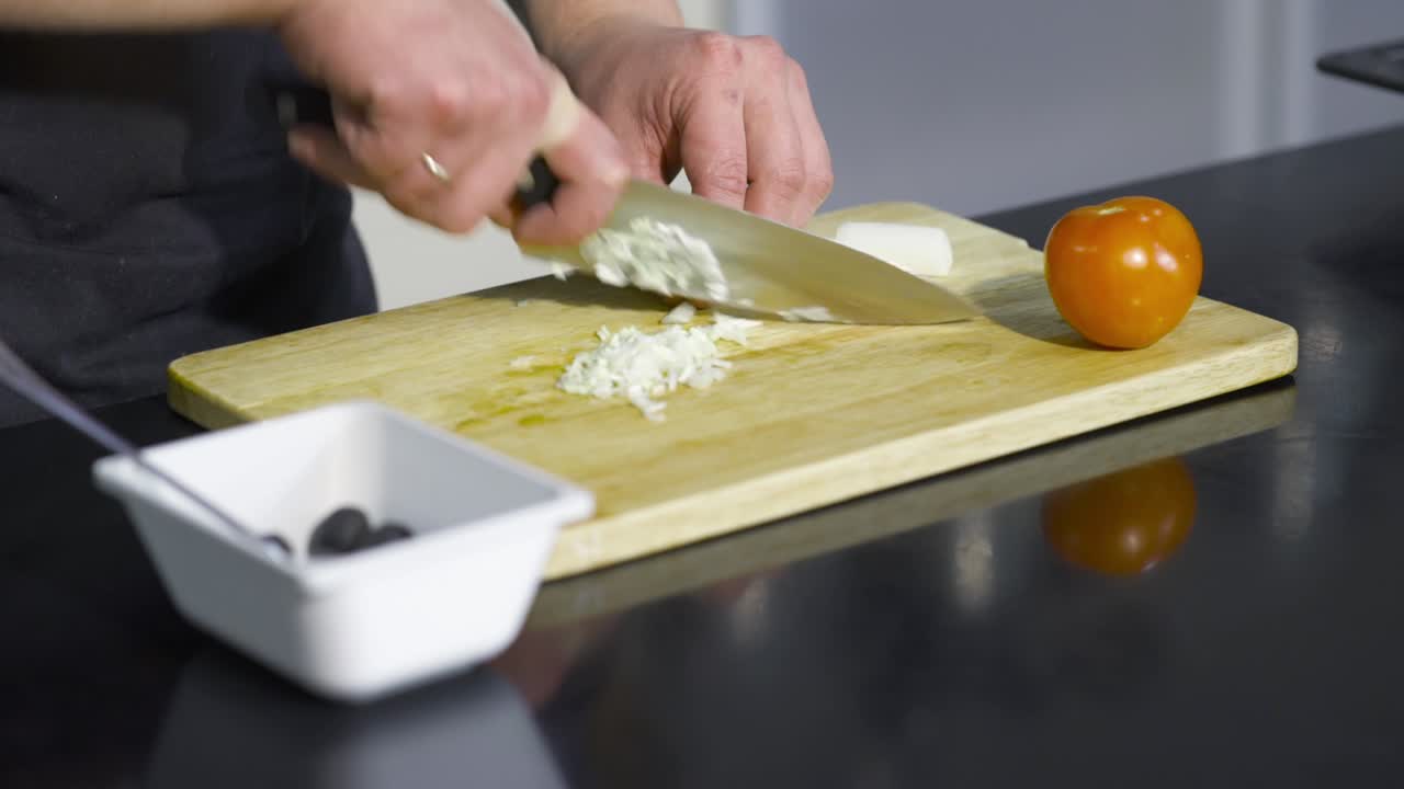 chef cortando verduras