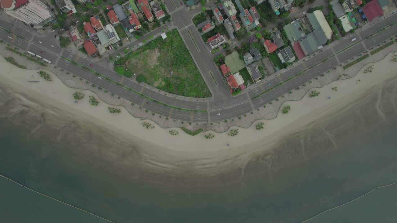 베트남 하롱의 해안 교외 도시 풍경의 일부 위에서 여전히 공중 사진