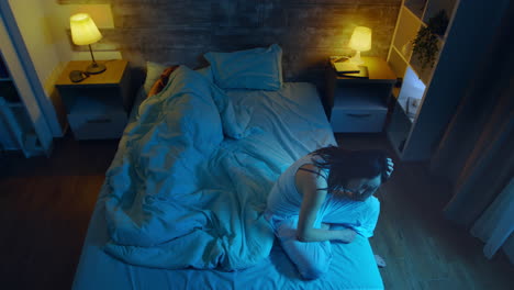 vista de arriba de una mujer joven que sufre de insomnio
