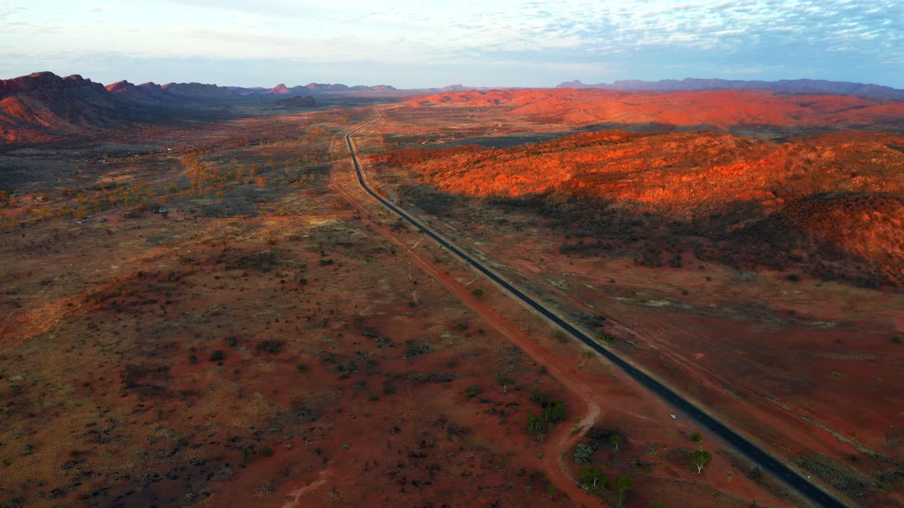 panorama de la estrecha carretera asfaltada y las cordilleras west macdonnell en alice springs, australia