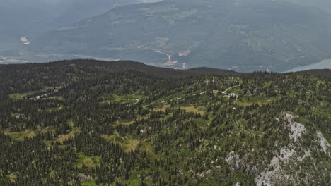 Mt-Revelstoke-Bc-Canada-Vista-Aérea-V2-De-Pájaro-Sobrevuelo-Con-Drones-Y-Alrededor-De-La-Cumbre-Boscosa-De-La-Montaña-Capturando-La-Belleza-De-La-Naturaleza---Filmado-Con-Mavic-3-Pro-Cine---Julio-De-2023