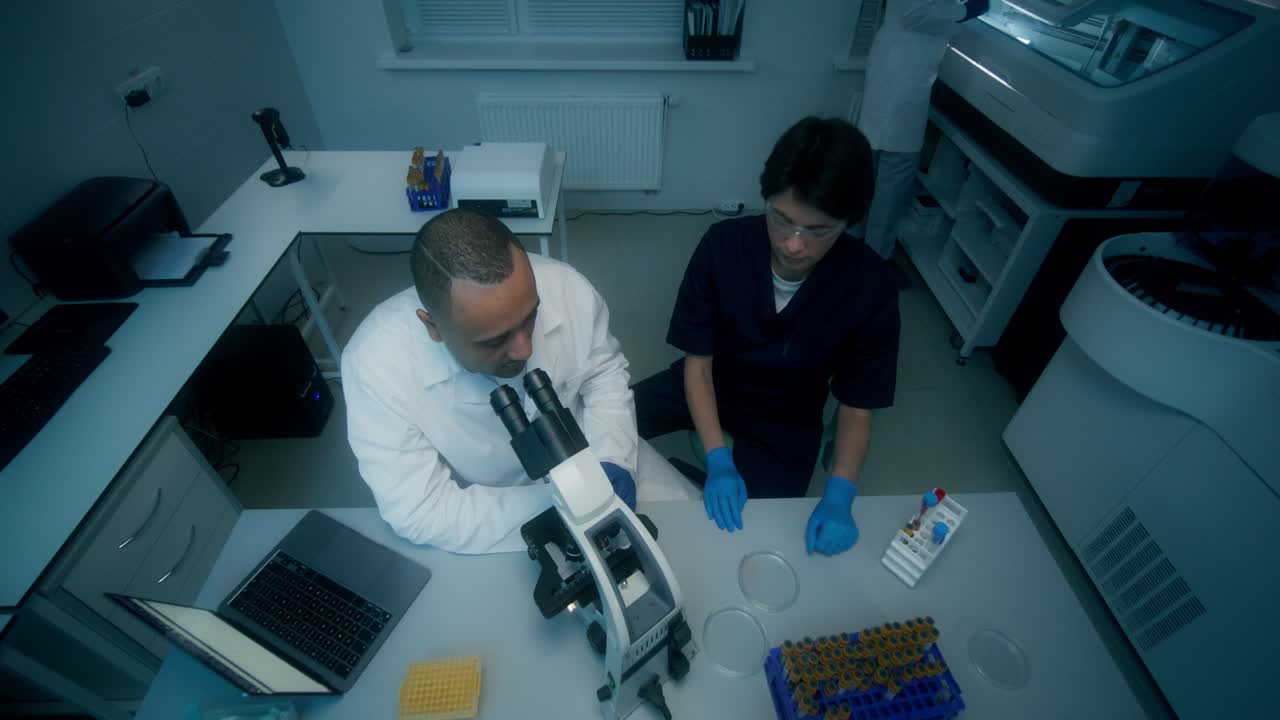 Scienziati che lavorano in un laboratorio