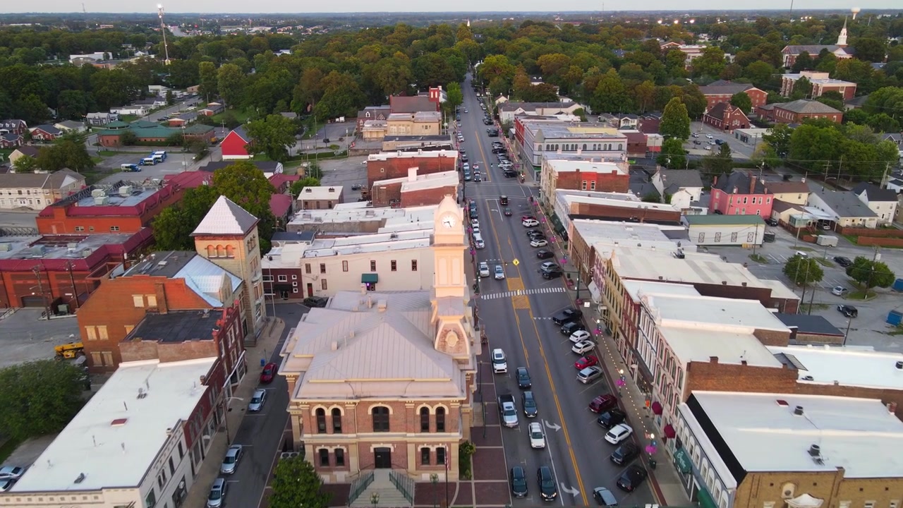 Veduta aerea del centro di Georgetown, Kentucky, USA, con strade trafficate.