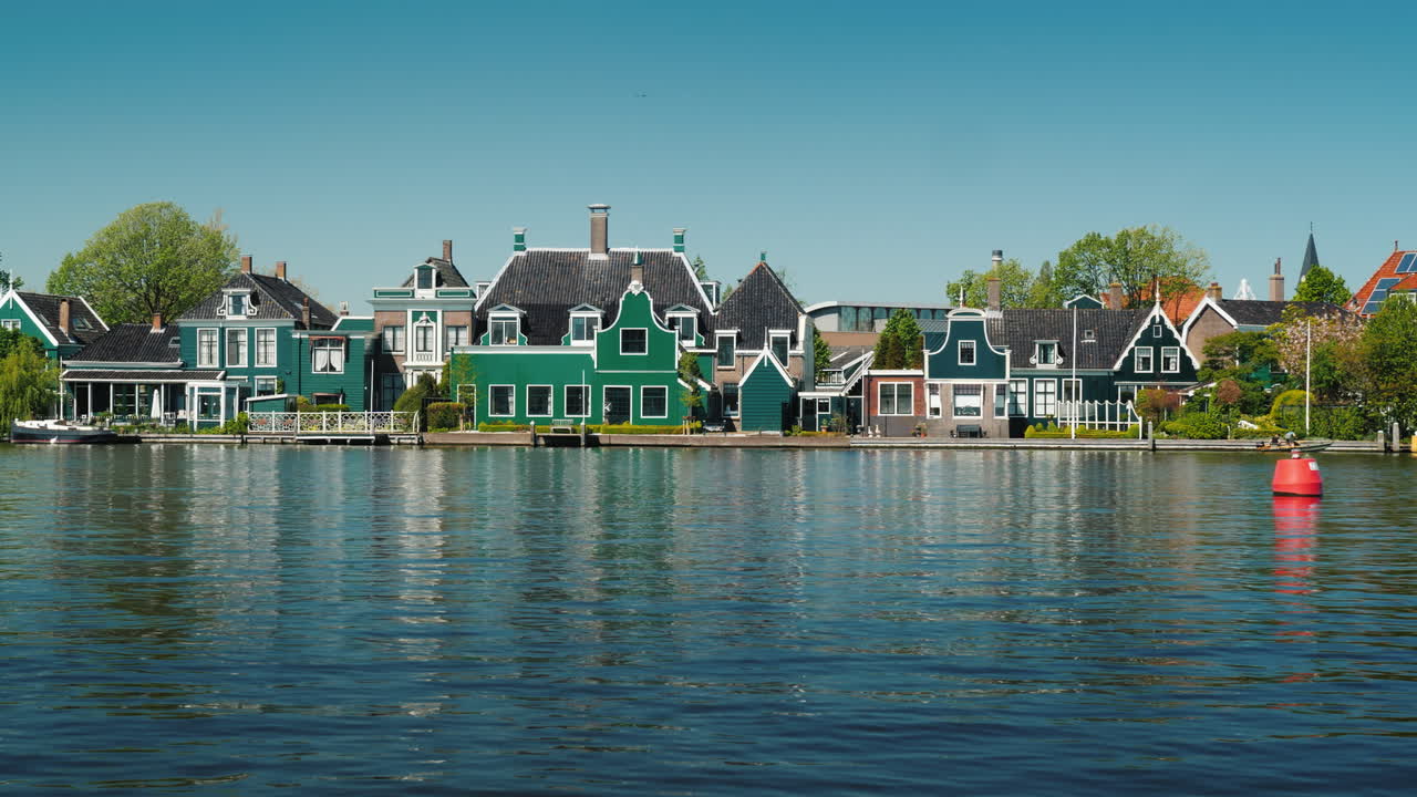 운하 옆의 네덜란드 주택