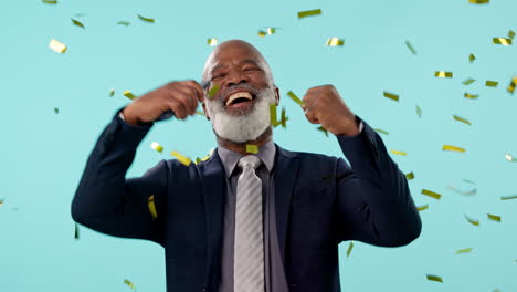 hombre feliz en el estudio con el teléfono