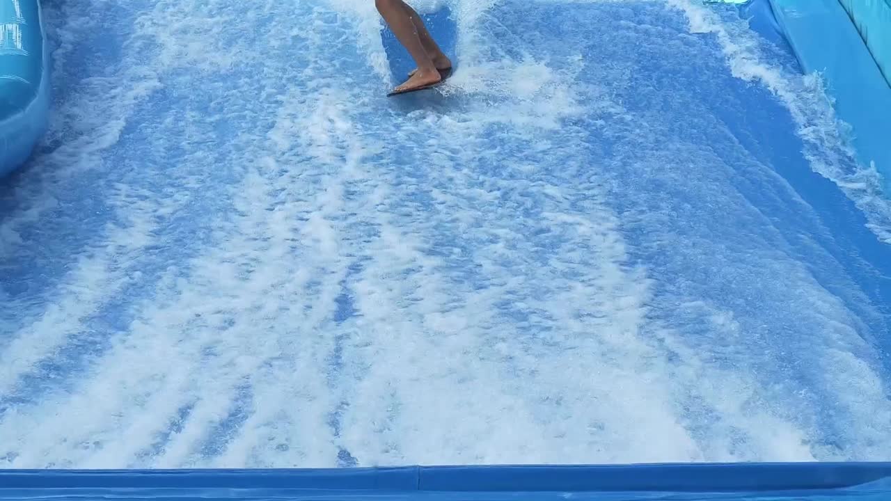 человек, катающийся на искусственной волне