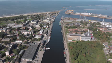 Luftaufnahme-Von-Fischereischiffen-Am-Flusskanal-An-Der-Ostsee-In-Liepaja,-Lettland