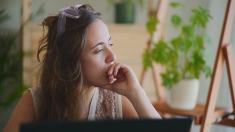 Mujer-Preocupada-Mirando-Por-La-Ventana-De-La-Oficina