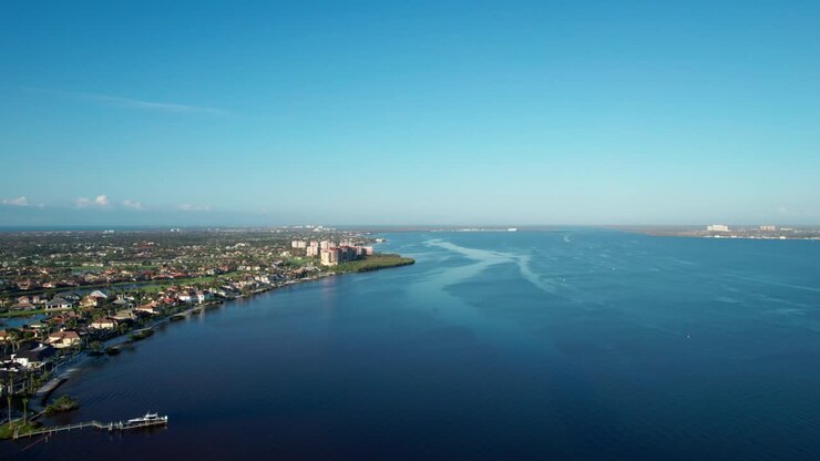 Valtavia koteja Caloosahatchee-joen rannoilla Lounais-Floridassa.
