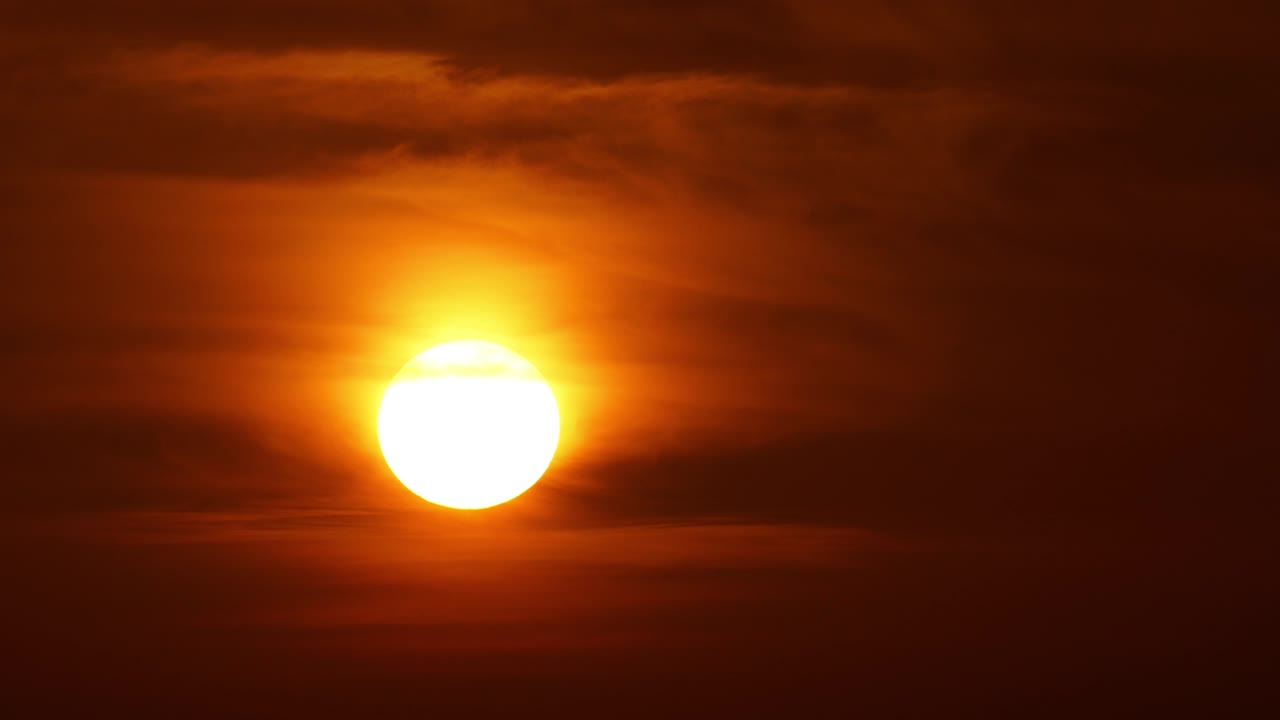 gran sol que se levanta cerca entre las nubes - timelapse 4k