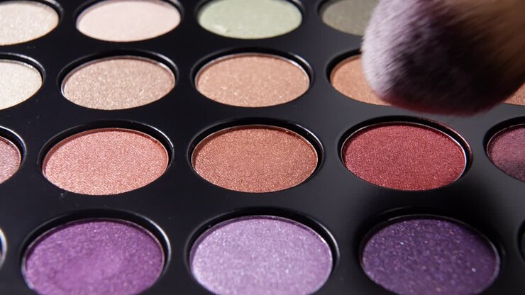 Mehrfarbige Bemalung auf Make-up-Palette.