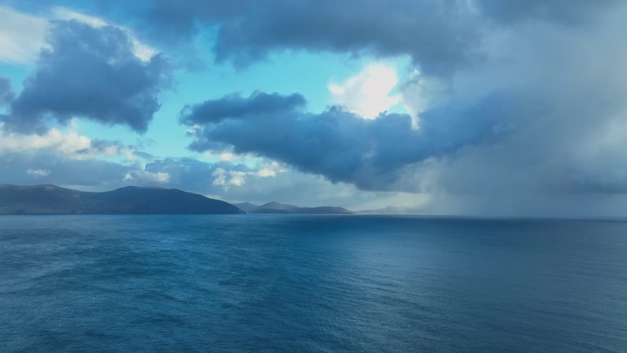 Irlanda: luoghi epici con cieli spettacolari su Kenmare Bay e Kerry Mountains, con rovesci di pioggia