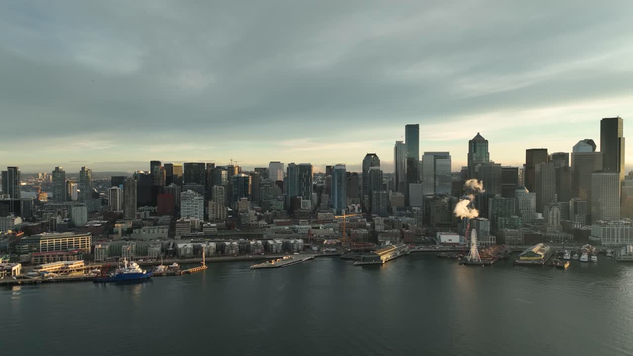 시애틀 워터프론트 (seattle waterfront) 와 벨타운 (belltown) 이웃의 드론 뷰 (puget sound perspective)