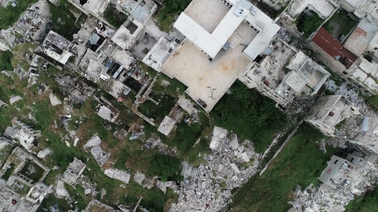 Aleppo na Síria 10 anos após a guerra civil. Podemos ver a cidade por todo o horizonte em vista aérea 4K