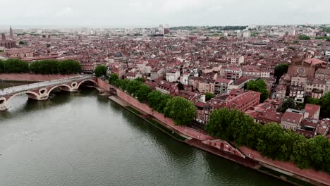 Vista-Aérea-De-La-Ciudad-De-Toulouse,-Con-El-Puente-Pont-Neuf-Y-El-Río-Garona.