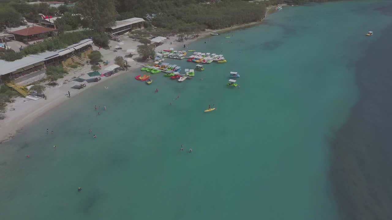 vista aérea del lago kournas, grecia