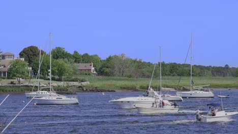 Boats-moored-and-idling--in-Newburyport-harbor-marina-4